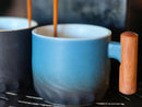 Caneca Café Espresso 70 ml em Cerâmica com Cabo de Madeira – Design Artesanal, Alta Qualidade