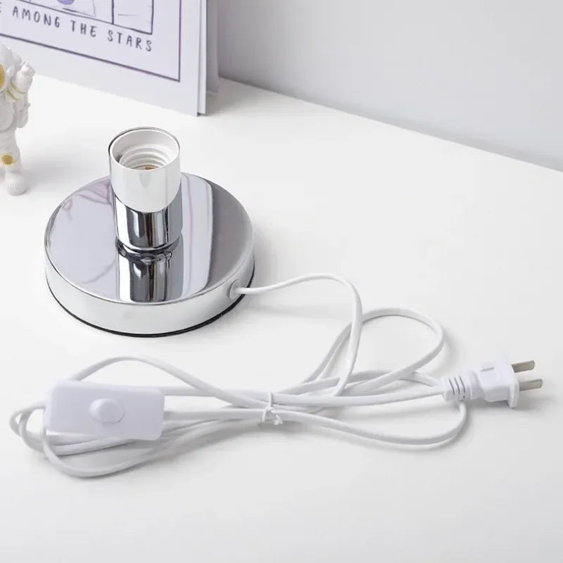 Luminária de Mesa Cromo Essence em Alumínio – Design Minimalista