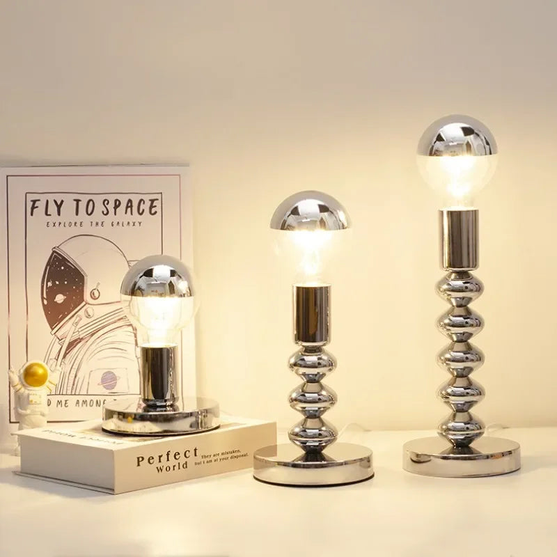 Luminária de Mesa Cromo Essence em Alumínio – Design Minimalista