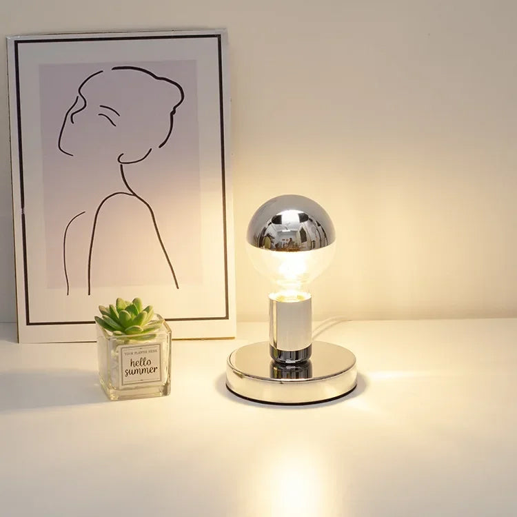 Luminária de Mesa Cromo Essence em Alumínio – Design Minimalista