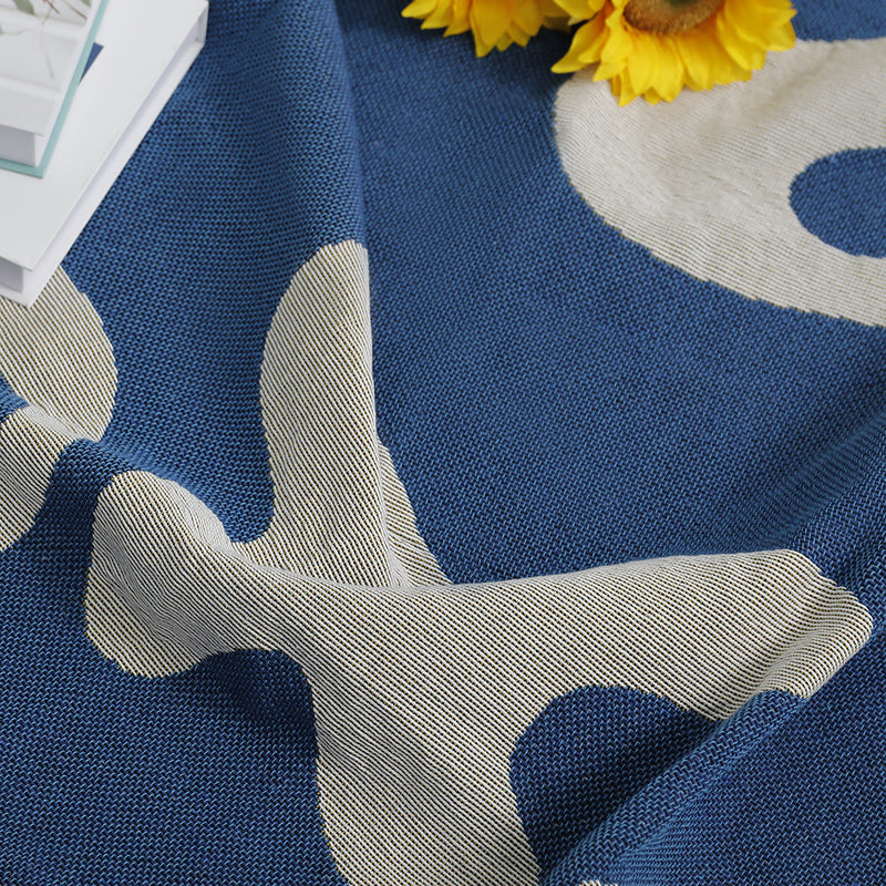 Manta Coral Breeze Azul e Branco – Conforto e Estilo Decorativo