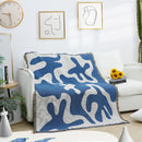 Manta Coral Breeze Azul e Branco – Conforto e Estilo Decorativo
