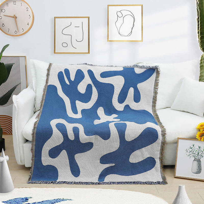 Manta Coral Breeze Azul e Branco – Conforto e Estilo Decorativo