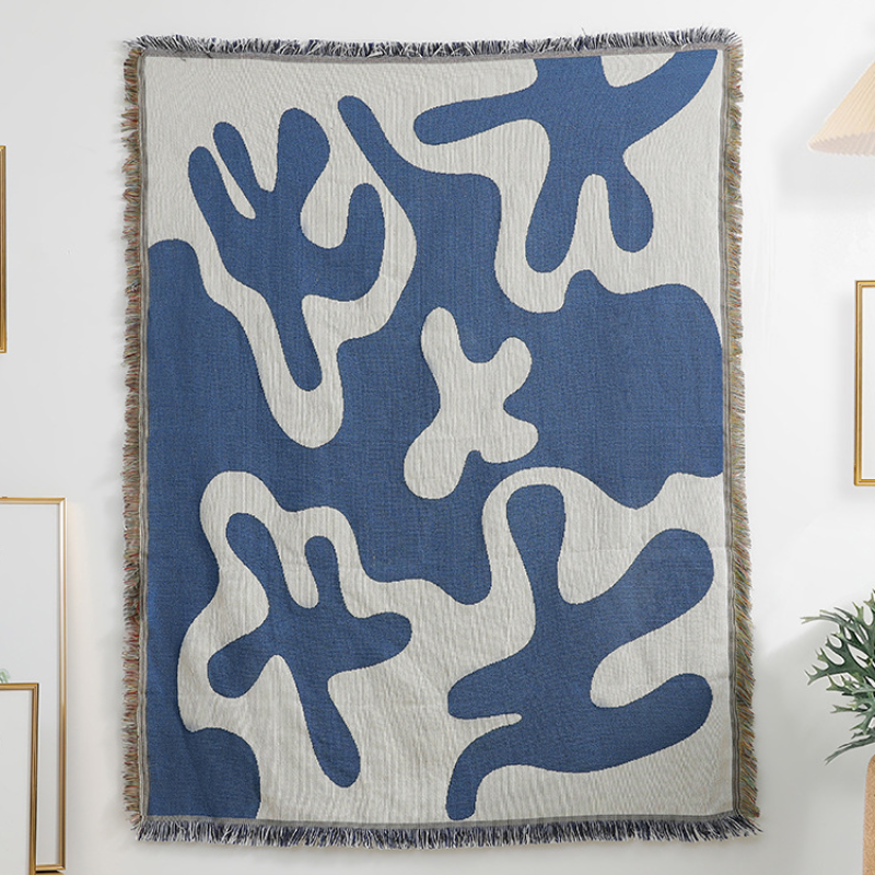 Manta Coral Breeze Azul e Branco – Conforto e Estilo Decorativo