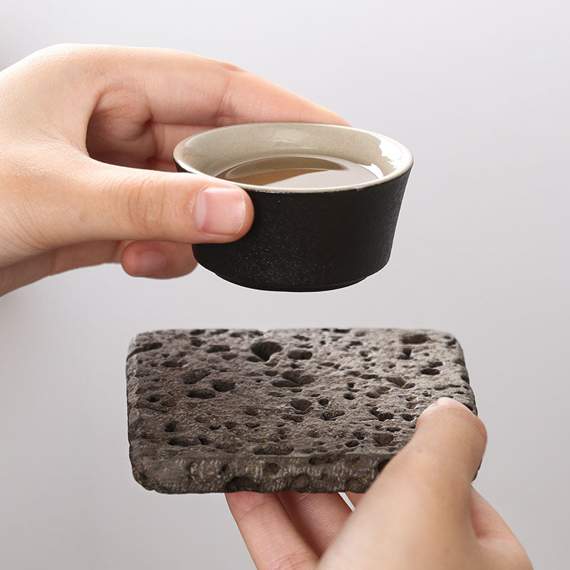 Porta-Copos Pedra Vulcânica ZenRock – Resistente ao Calor, Antiderrapante e Design Natural Minimalista