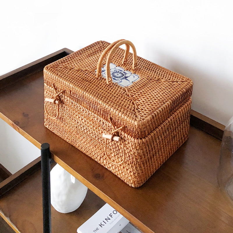 Organizador Rattan Bellezza com Detalhe em Porcelana – Cesta Decorativa Retangular