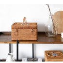 Organizador Rattan Bellezza com Detalhe em Porcelana – Cesta Decorativa Retangular