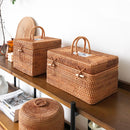 Organizador Rattan Bellezza com Detalhe em Porcelana – Cesta Decorativa Retangular