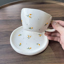 Xícara e Pires de Cerâmica 300 ml – Detalhe Cereja em Relevo, Alta Qualidade, Ideal para Presentear