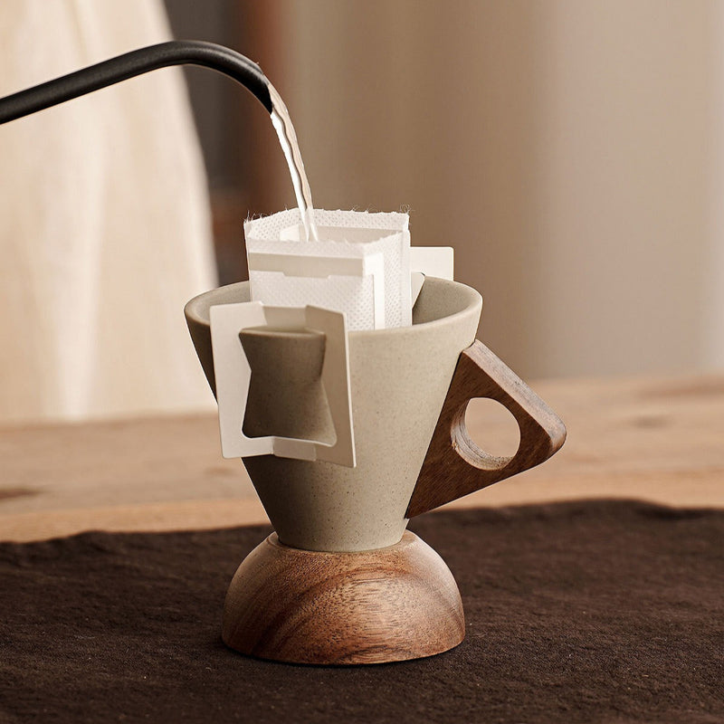 Xícara de Cerâmica Triangular Wabi-Sabi com Base de Madeira 250ml Minimalista