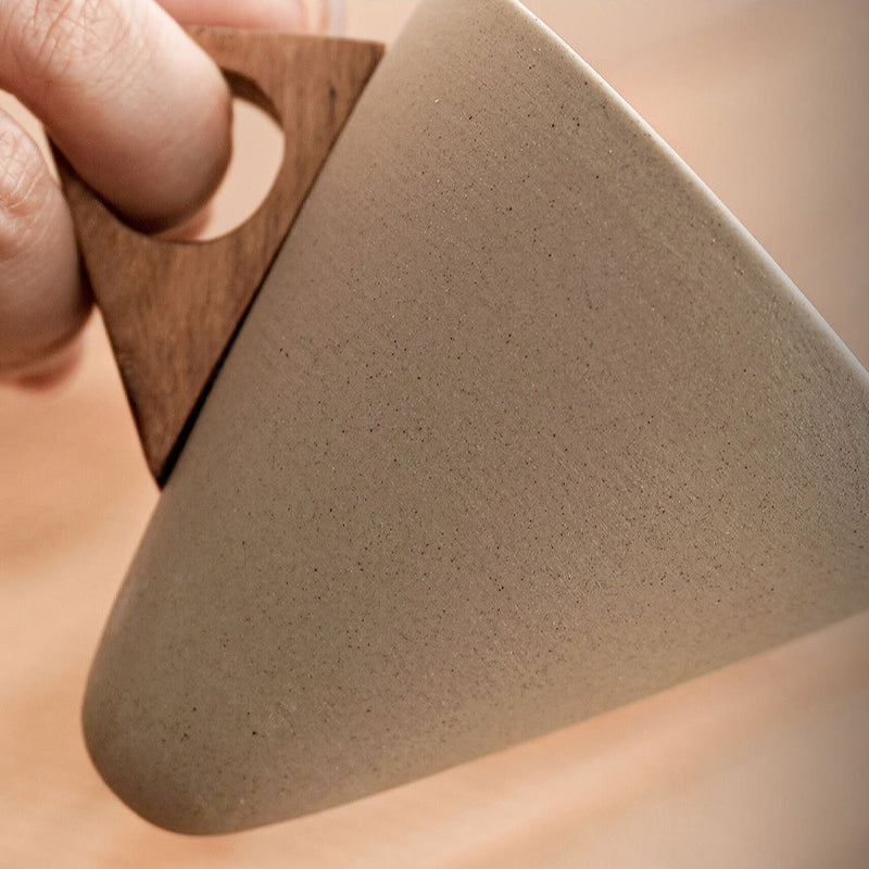 Xícara de Cerâmica Triangular Wabi-Sabi com Base de Madeira 250ml Minimalista