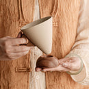 Xícara de Cerâmica Triangular Wabi-Sabi com Base de Madeira 250ml Minimalista