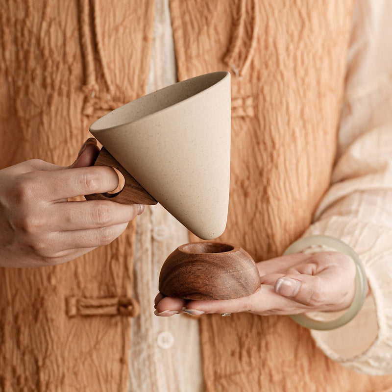 Xícara de Cerâmica Triangular Wabi-Sabi com Base de Madeira 250ml Minimalista