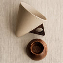 Xícara de Cerâmica Triangular Wabi-Sabi com Base de Madeira 250ml Minimalista