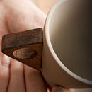 Xícara de Cerâmica Triangular Wabi-Sabi com Base de Madeira 250ml Minimalista